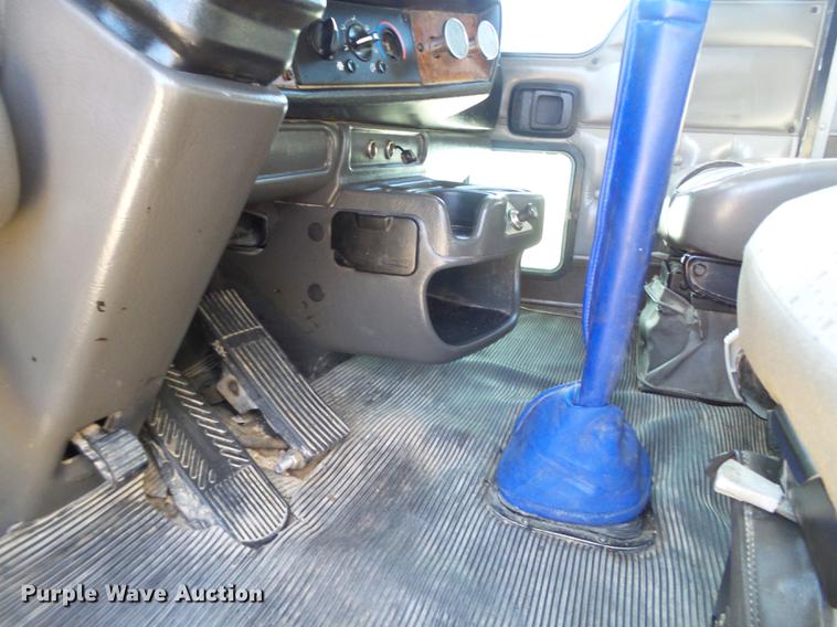 image for item DE1390 2006 Kenworth T600 semi truck