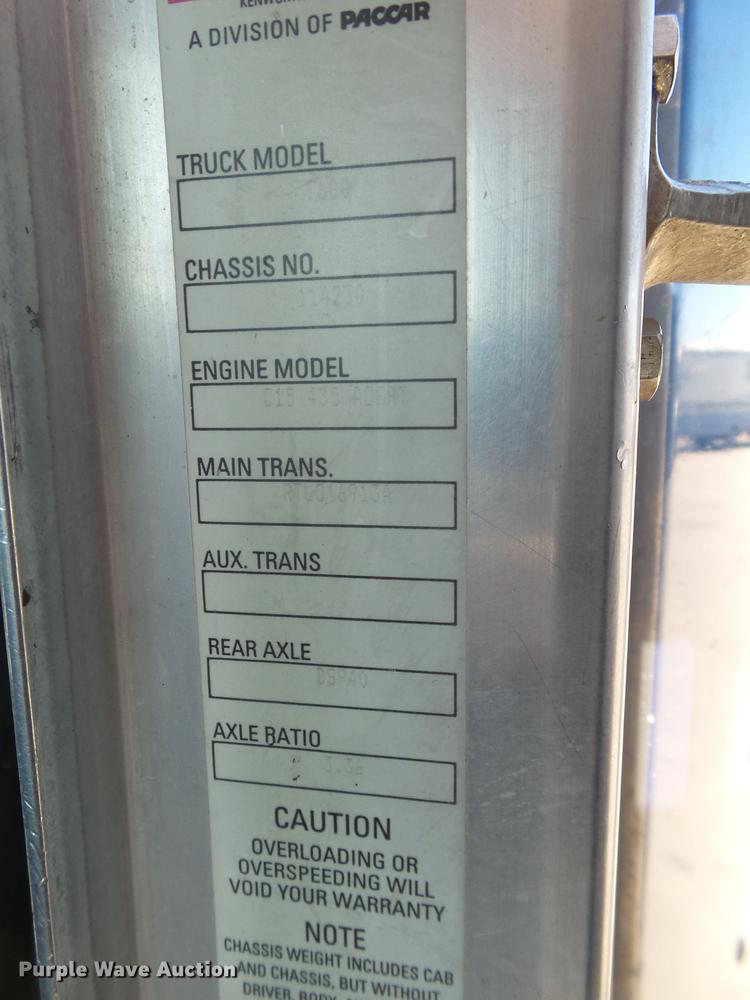 image for item DE1390 2006 Kenworth T600 semi truck