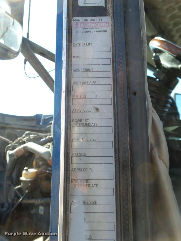 image for item DE1390 2006 Kenworth T600 semi truck