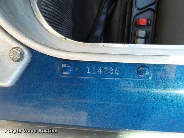 image for item DE1390 2006 Kenworth T600 semi truck