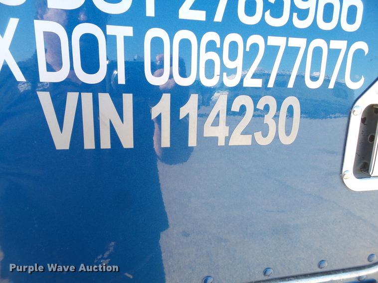 image for item DE1390 2006 Kenworth T600 semi truck