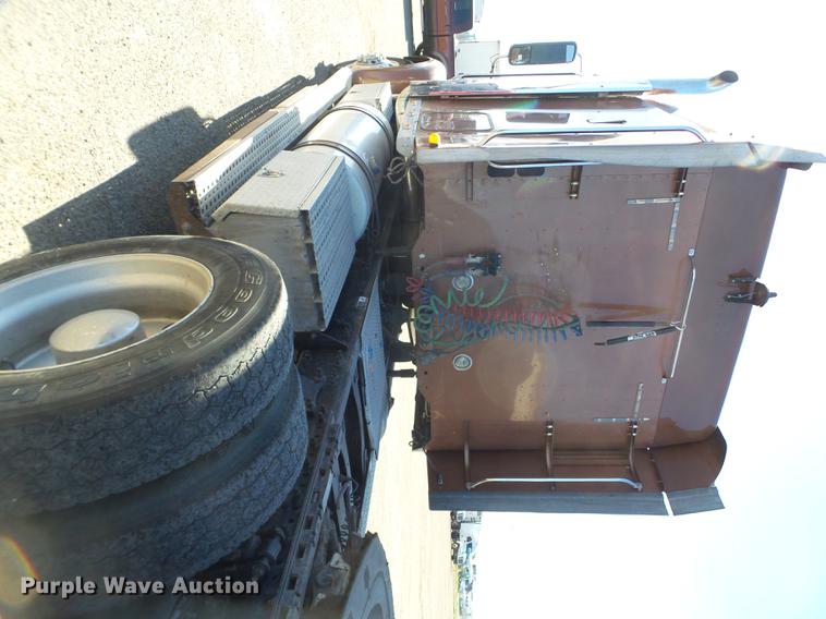 image for item DE1391 2005 Freightliner Coronado semi truck