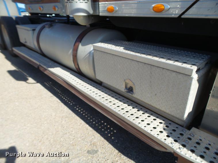 image for item DE1391 2005 Freightliner Coronado semi truck