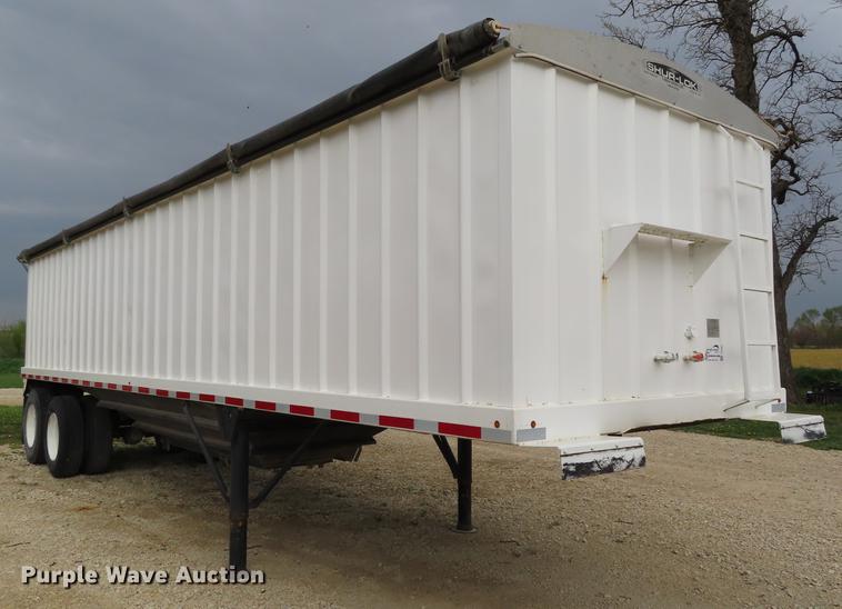 image for item DE3457 1997 Independent 3202-SG double hopper bottom grain trailer