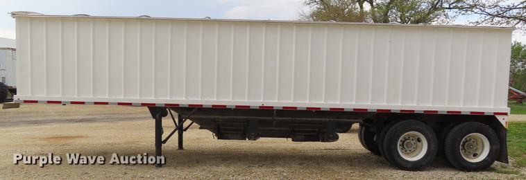 image for item DE3457 1997 Independent 3202-SG double hopper bottom grain trailer