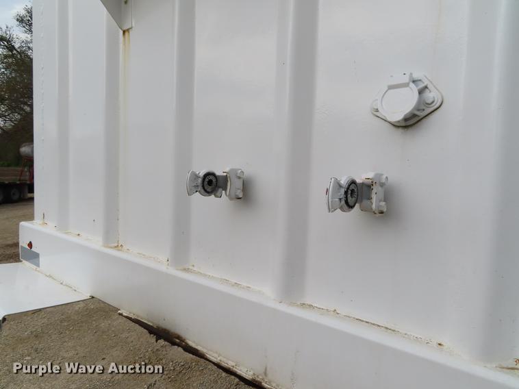 image for item DE3457 1997 Independent 3202-SG double hopper bottom grain trailer