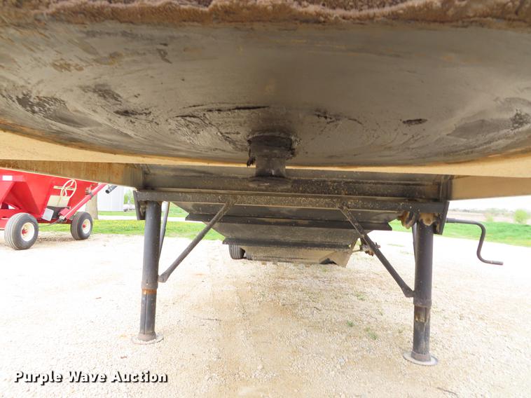 image for item DE3457 1997 Independent 3202-SG double hopper bottom grain trailer