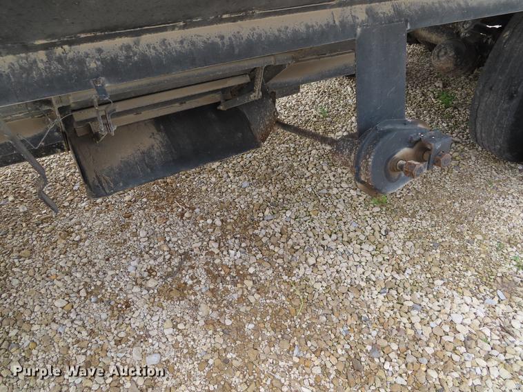 image for item DE3457 1997 Independent 3202-SG double hopper bottom grain trailer