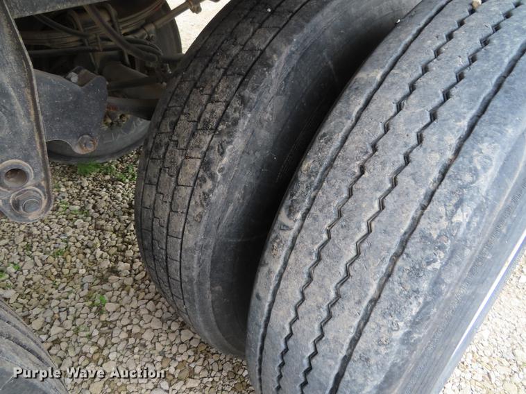 image for item DE3457 1997 Independent 3202-SG double hopper bottom grain trailer