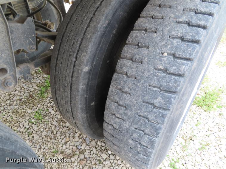 image for item DE3457 1997 Independent 3202-SG double hopper bottom grain trailer