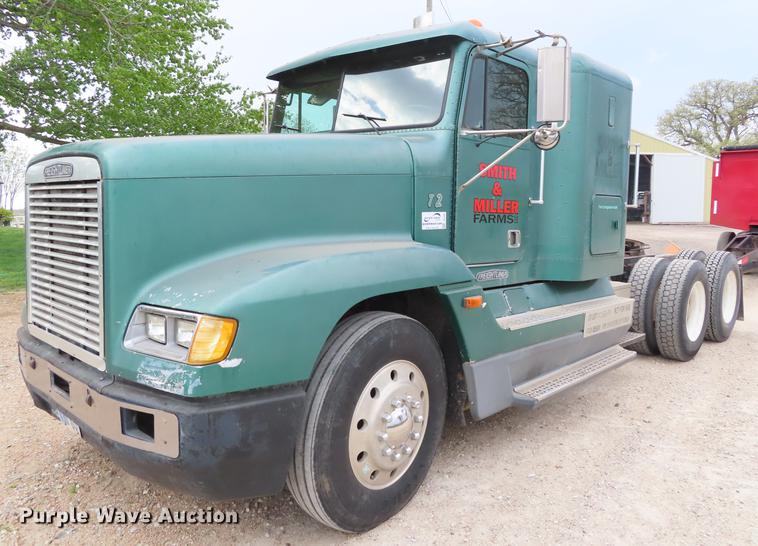 image for item DE3461 1995 Freightliner FLD semi truck