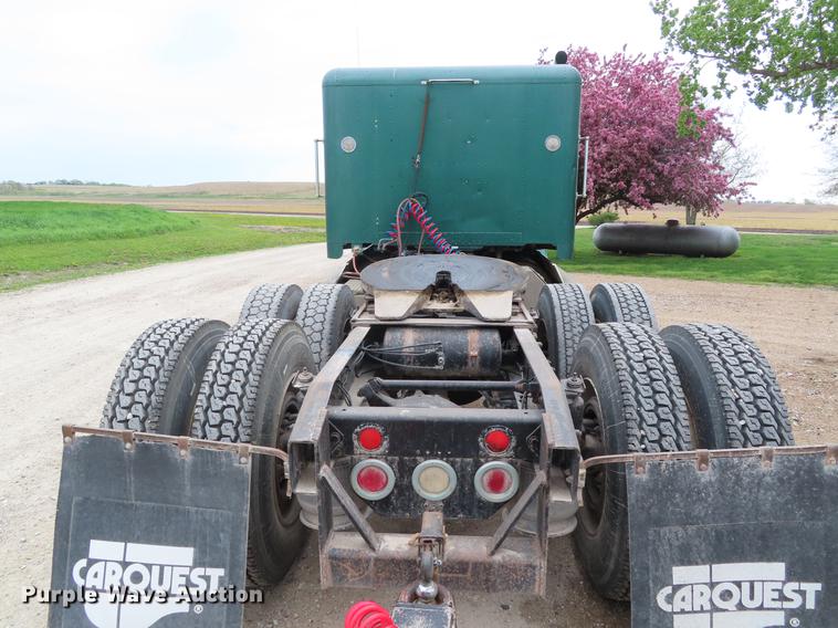 image for item DE3461 1995 Freightliner FLD semi truck