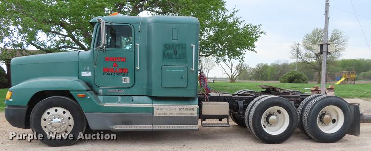 image for item DE3461 1995 Freightliner FLD semi truck