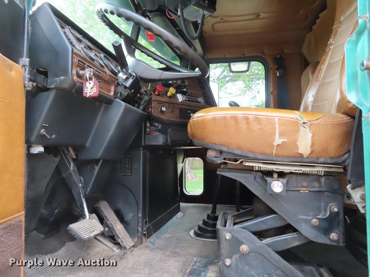 image for item DE3461 1995 Freightliner FLD semi truck