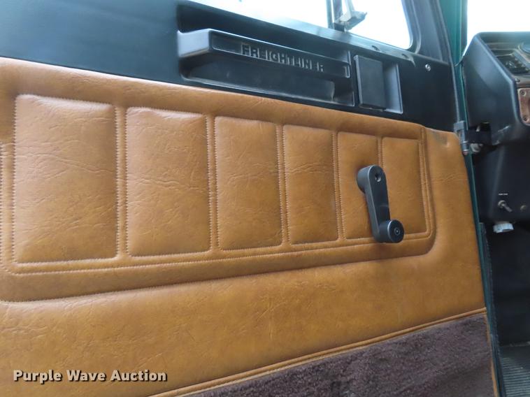 image for item DE3461 1995 Freightliner FLD semi truck