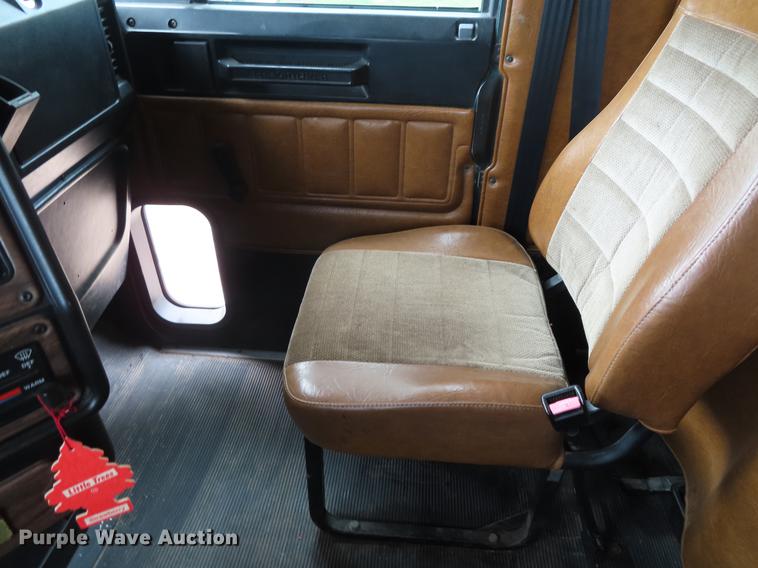 image for item DE3461 1995 Freightliner FLD semi truck