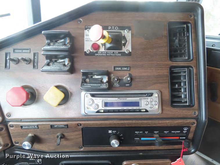 image for item DE3461 1995 Freightliner FLD semi truck