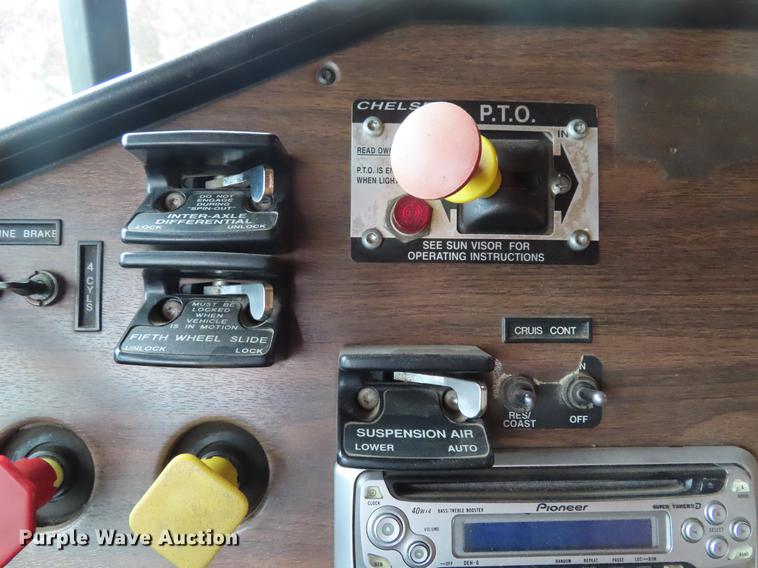 image for item DE3461 1995 Freightliner FLD semi truck