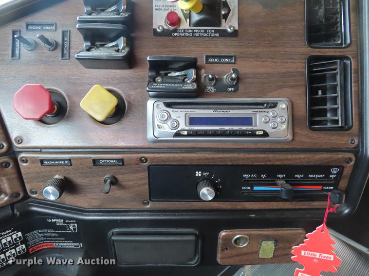 image for item DE3461 1995 Freightliner FLD semi truck