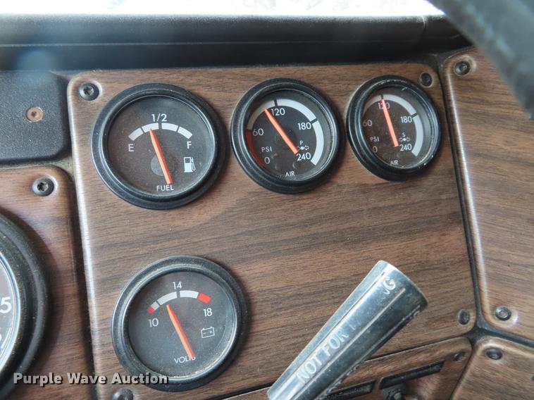 image for item DE3461 1995 Freightliner FLD semi truck