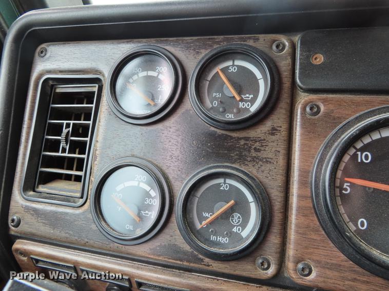 image for item DE3461 1995 Freightliner FLD semi truck