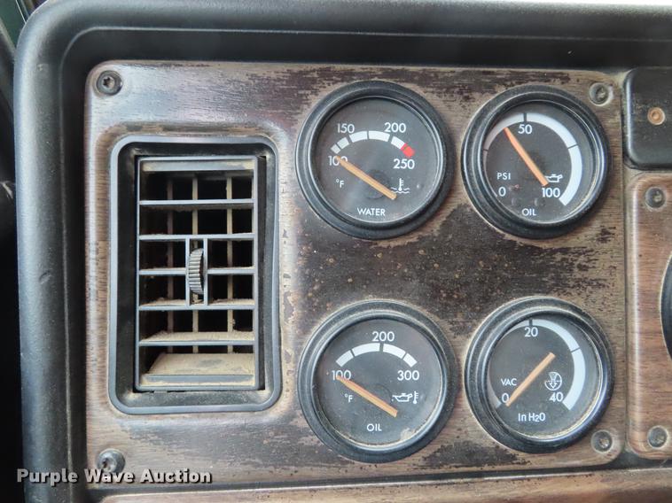 image for item DE3461 1995 Freightliner FLD semi truck