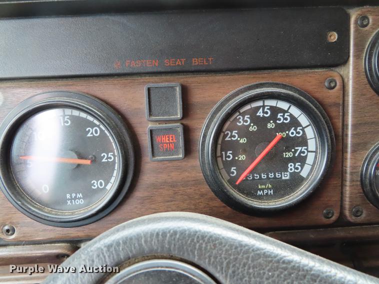 image for item DE3461 1995 Freightliner FLD semi truck