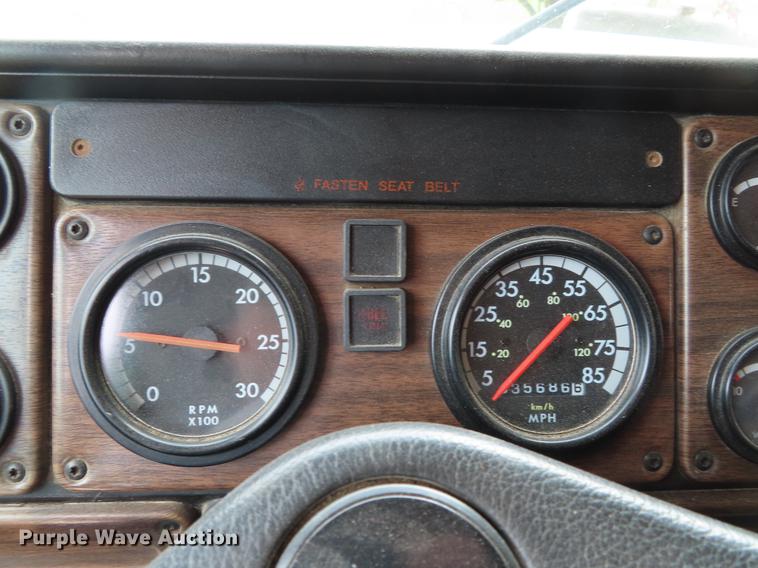 image for item DE3461 1995 Freightliner FLD semi truck