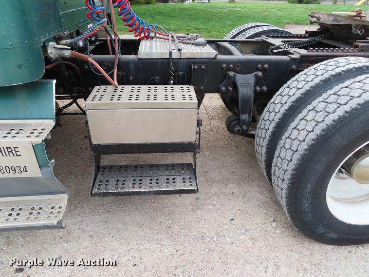 image for item DE3461 1995 Freightliner FLD semi truck