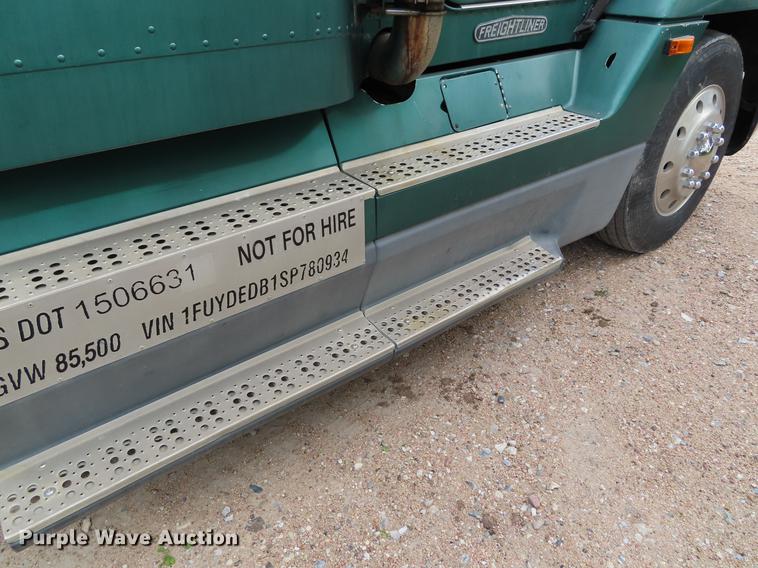 image for item DE3461 1995 Freightliner FLD semi truck