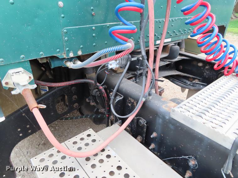 image for item DE3461 1995 Freightliner FLD semi truck