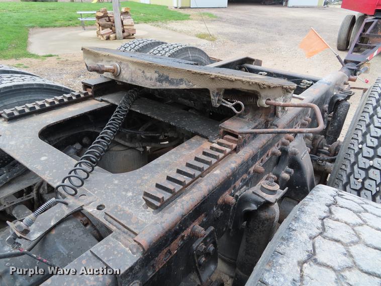 image for item DE3461 1995 Freightliner FLD semi truck