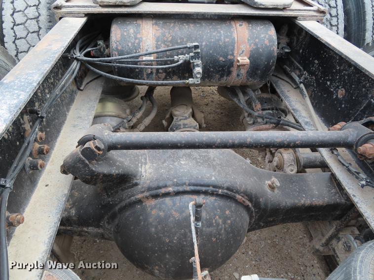 image for item DE3461 1995 Freightliner FLD semi truck