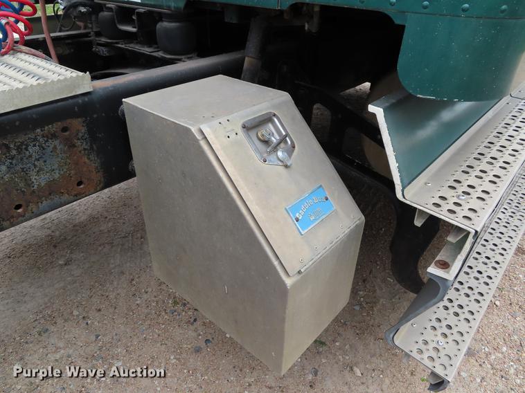 image for item DE3461 1995 Freightliner FLD semi truck