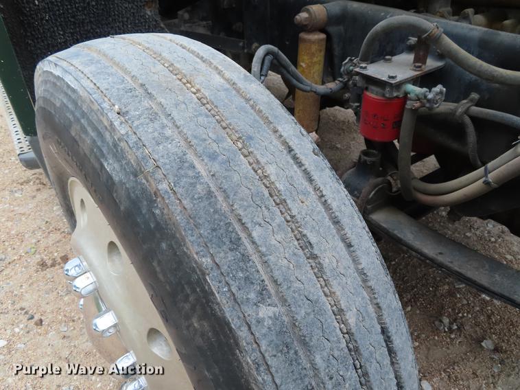 image for item DE3461 1995 Freightliner FLD semi truck