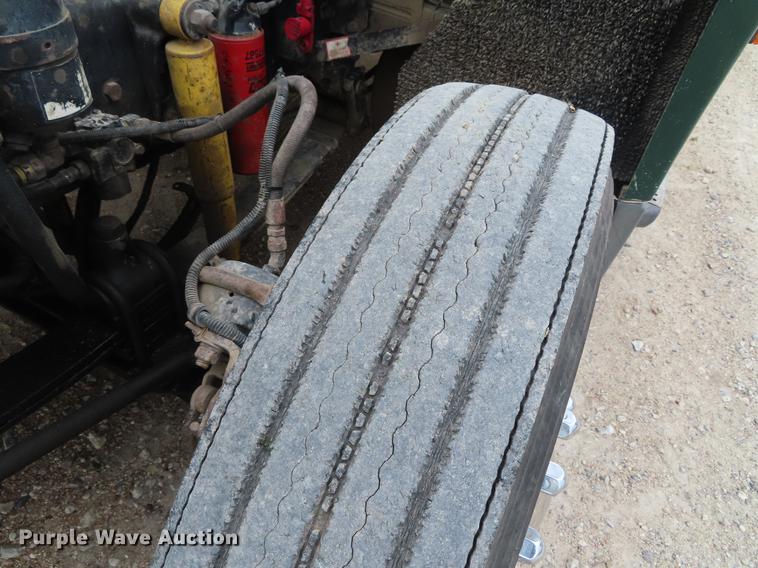 image for item DE3461 1995 Freightliner FLD semi truck