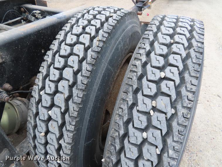 image for item DE3461 1995 Freightliner FLD semi truck