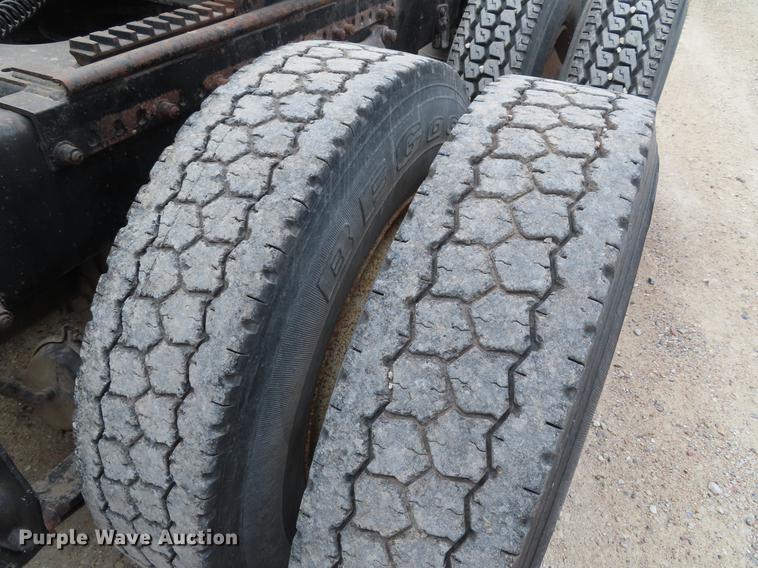 image for item DE3461 1995 Freightliner FLD semi truck