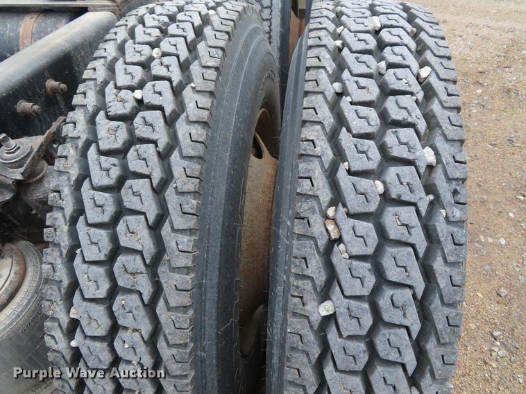 image for item DE3461 1995 Freightliner FLD semi truck