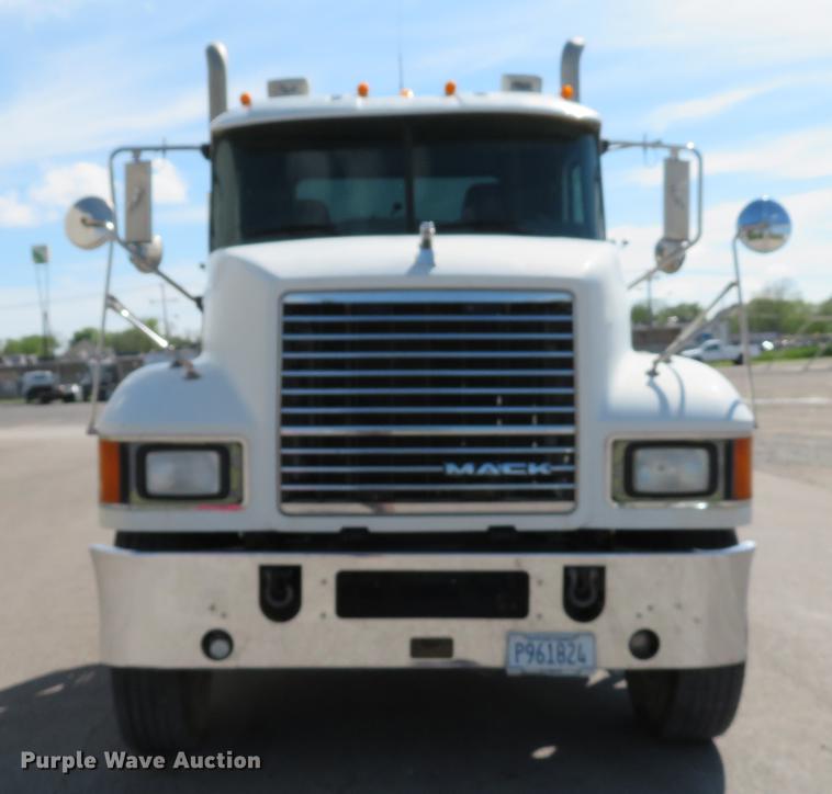 image for item DE8034 2012 Mack CHU613 semi truck