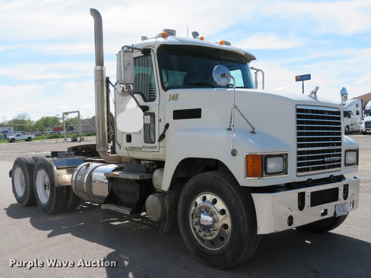 image for item DE8034 2012 Mack CHU613 semi truck