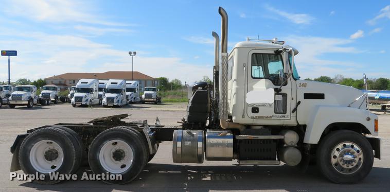 image for item DE8034 2012 Mack CHU613 semi truck