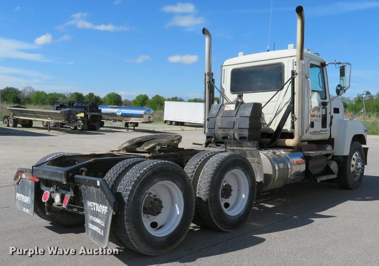 image for item DE8034 2012 Mack CHU613 semi truck
