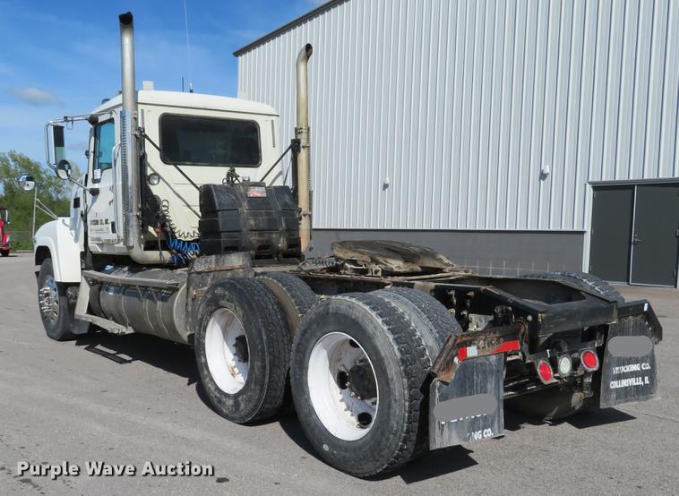 image for item DE8034 2012 Mack CHU613 semi truck