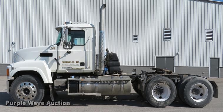 image for item DE8034 2012 Mack CHU613 semi truck