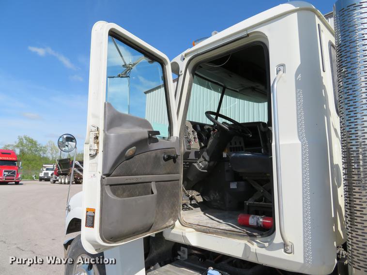 image for item DE8034 2012 Mack CHU613 semi truck