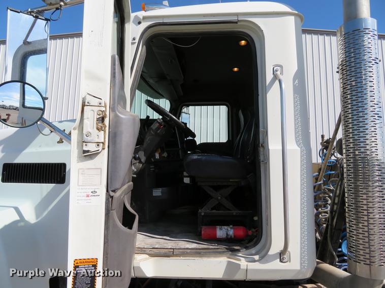 image for item DE8034 2012 Mack CHU613 semi truck