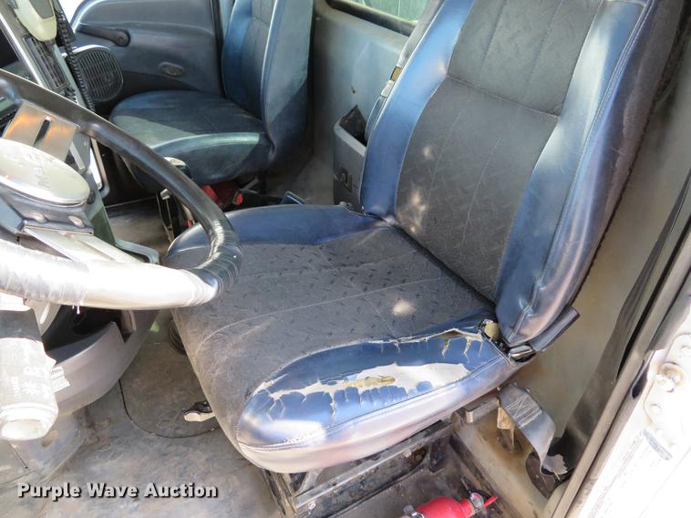 image for item DE8034 2012 Mack CHU613 semi truck