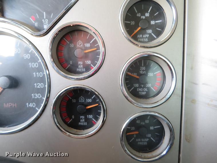 image for item DE8034 2012 Mack CHU613 semi truck