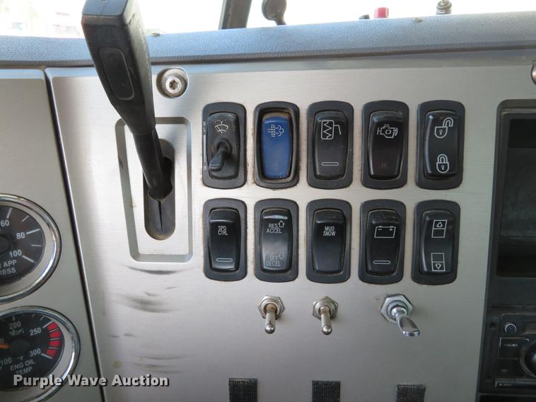 image for item DE8034 2012 Mack CHU613 semi truck